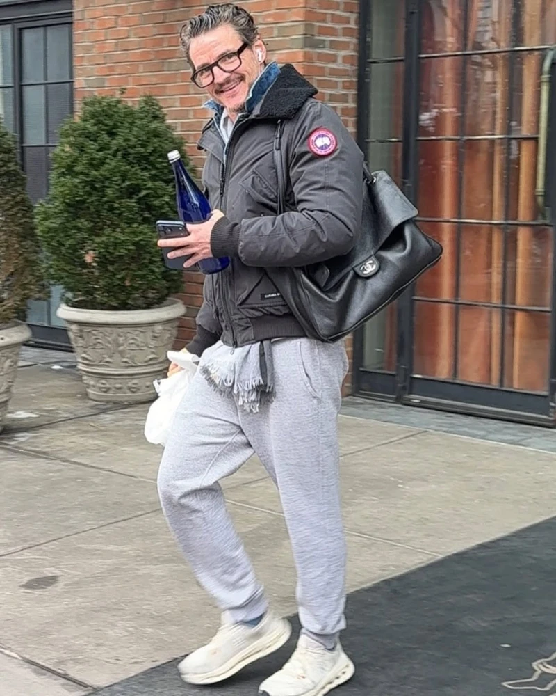 除了GD之外，Chanel新款SOUPLISSIMO包也受到男神Pedro Pascal的喜愛，甚至從秀場一路背到了最平凡日常生活。