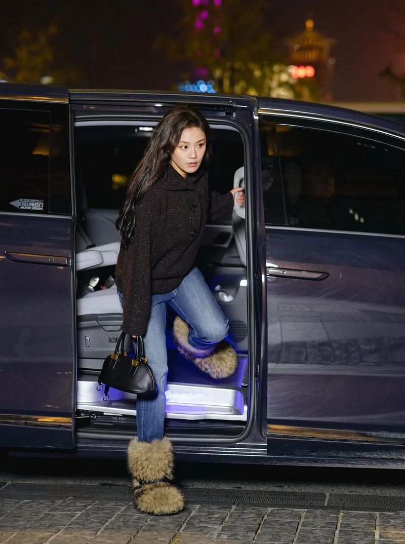 馬思純以黑色針織上衣、丹寧褲搭配Bolero小型款，展現年輕街頭的時髦模樣。