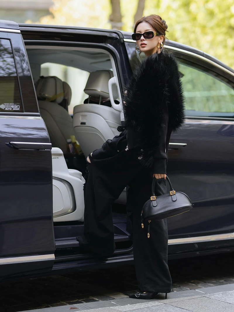 美國女星Sarah Catherine Hook也揹上Bolero白色款，他以灰色長版搭配白色包款，整體顯得特別俐落與亮眼。