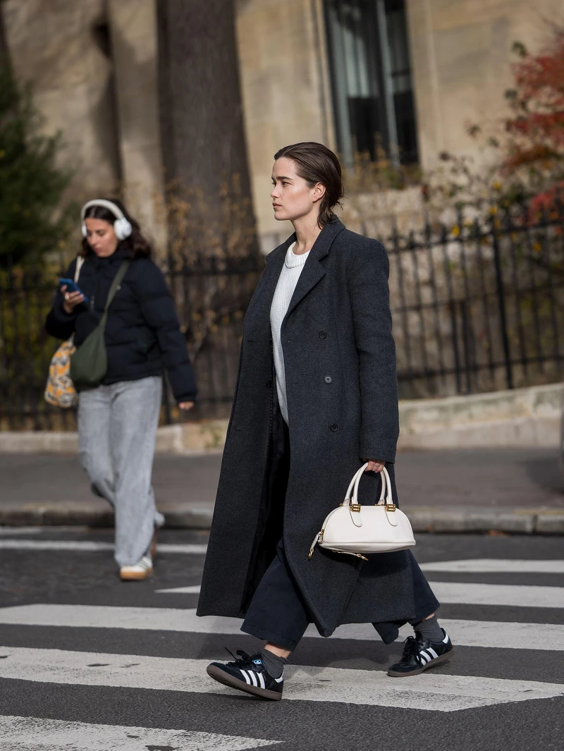 女星楊超越以一身黑色造型搭配Bolero黑色包款，展現新世代不同的優雅氣質。