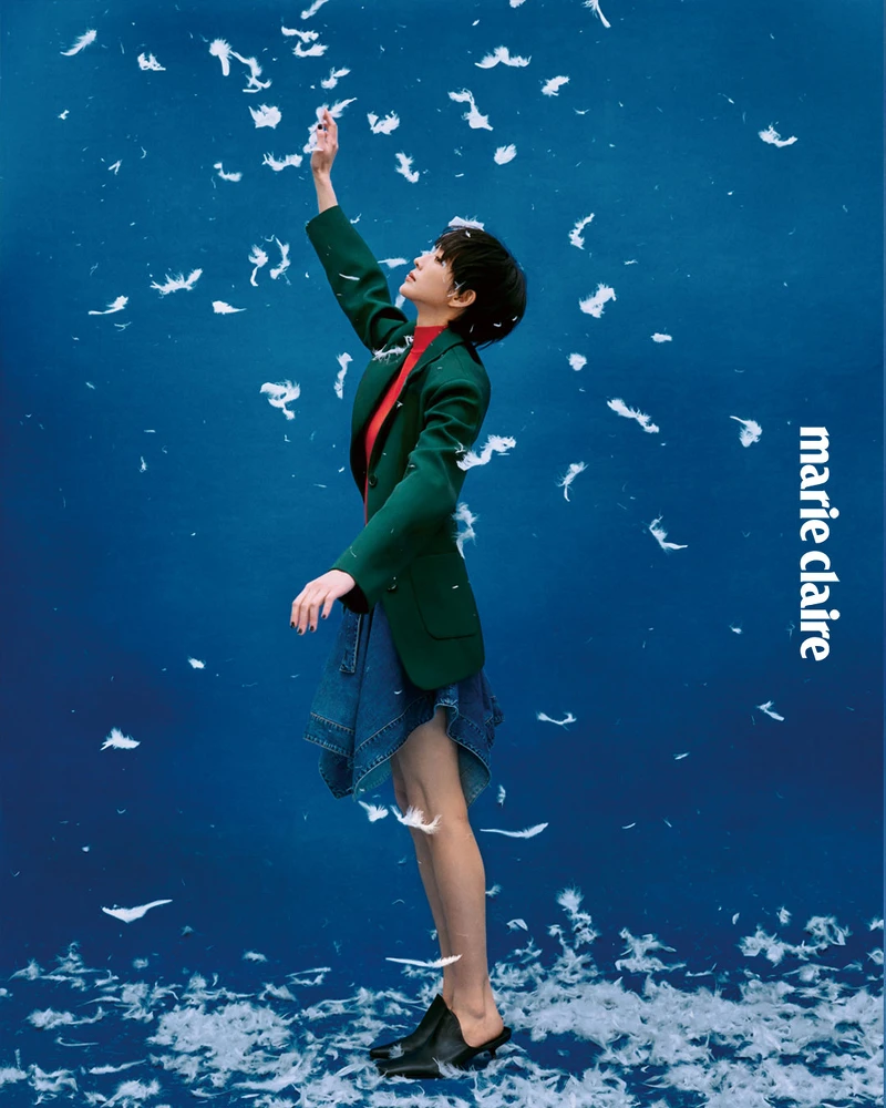 綠色西裝外套、紅色無袖上衣、丹寧工裝裙，all by Loewe。