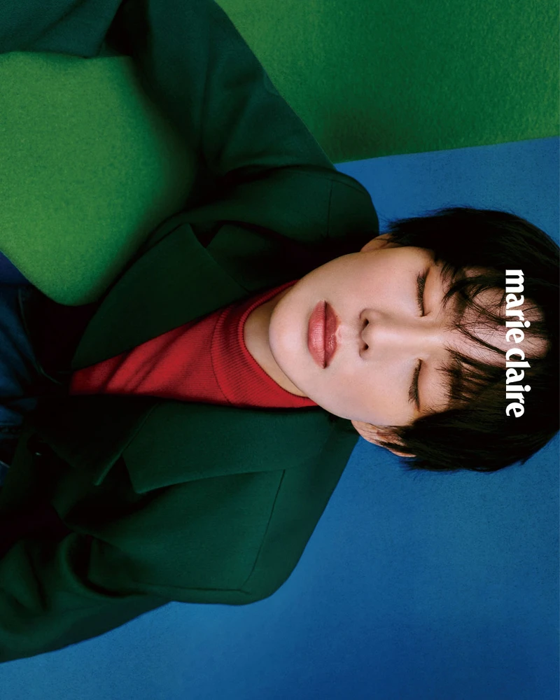 綠色西裝外套、紅色無袖上衣、丹寧工裝裙，all by Loewe。