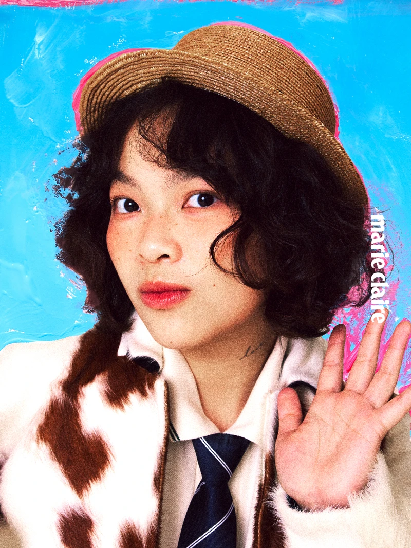 牛紋外套、黑色丹寧褲、皮革短靴，all by AllSaints；條紋Polo衫，Lacoste。