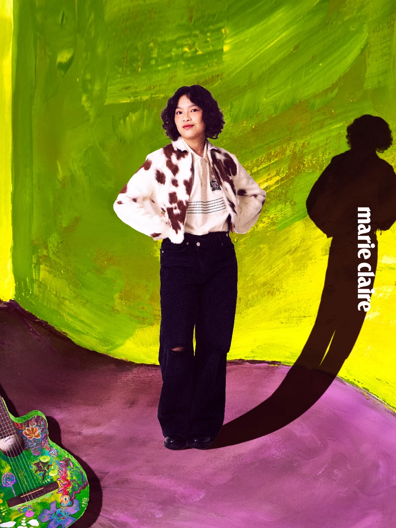 牛紋外套、黑色丹寧褲、皮革短靴，all by AllSaints；條紋Polo衫，Lacoste。