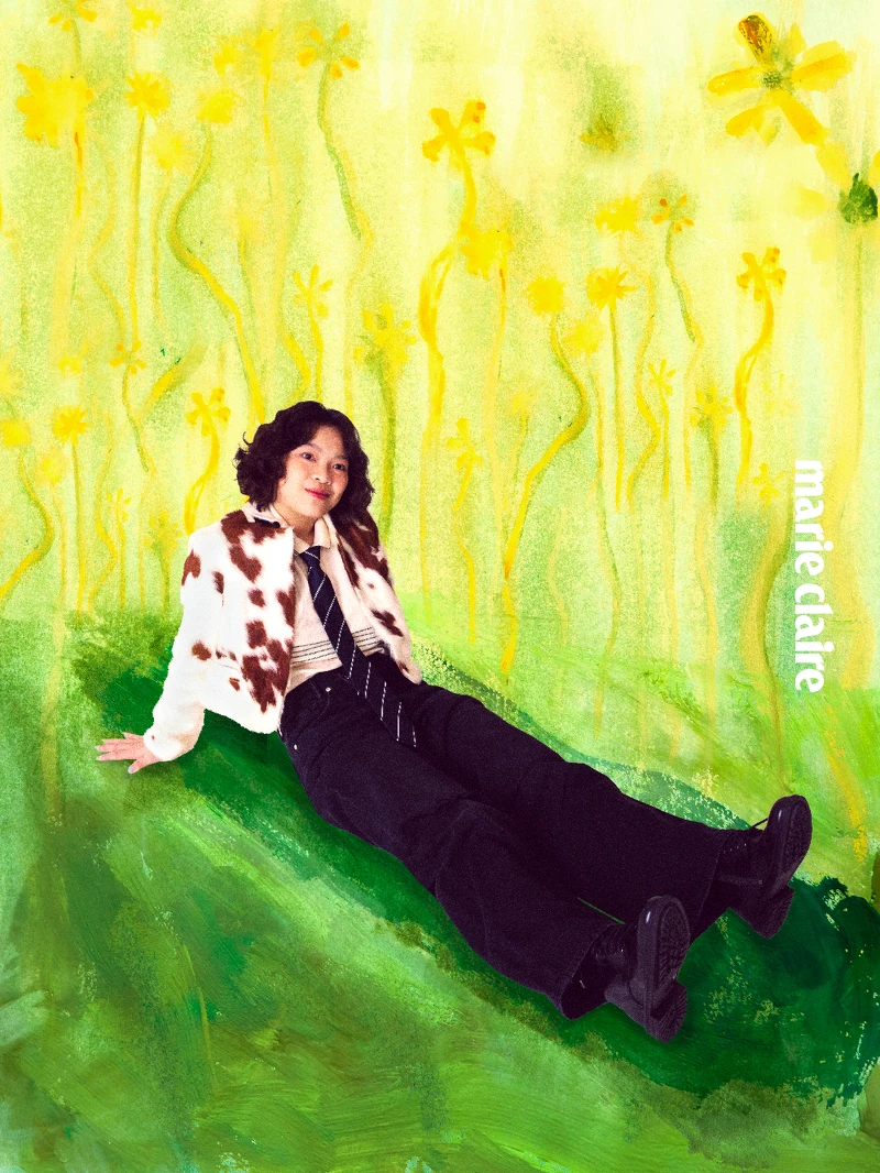 牛紋外套、黑色丹寧褲、皮革短靴，all by AllSaints；條紋Polo衫，Lacoste。