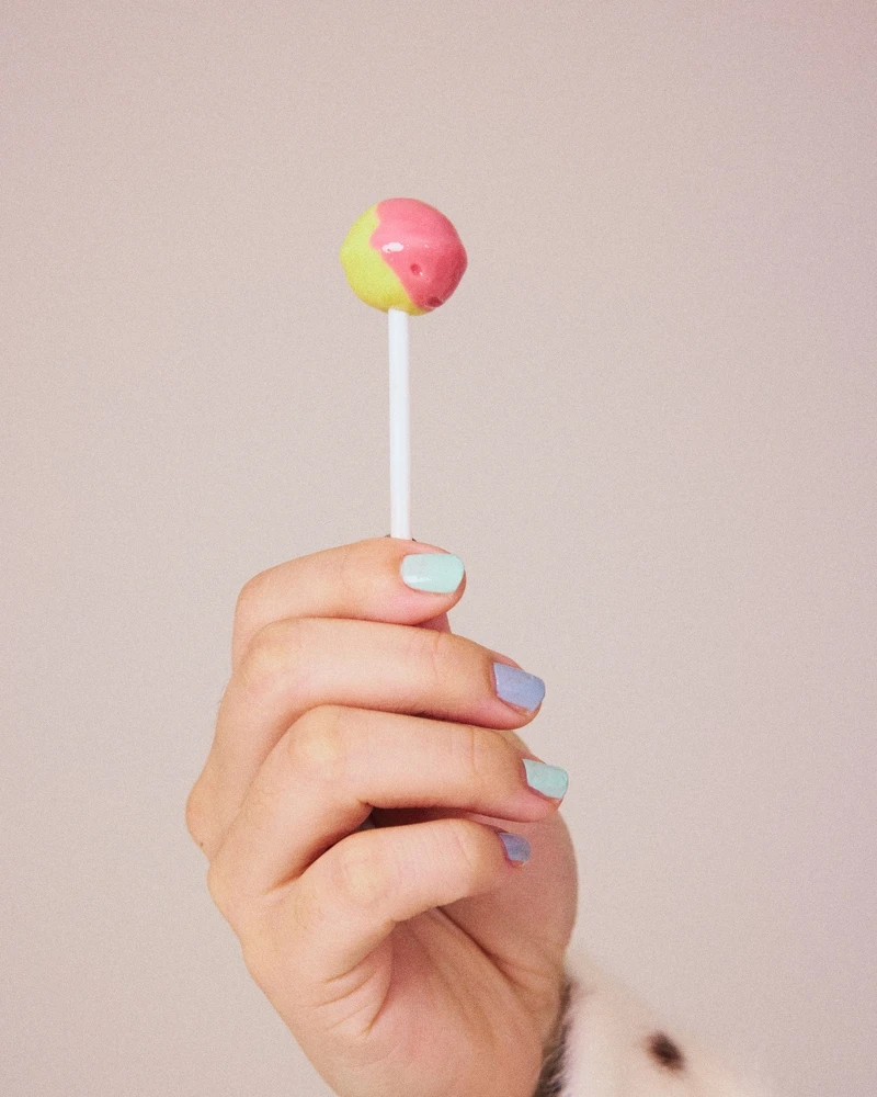 草莓奶油棒棒糖是JOYCE的幸運物