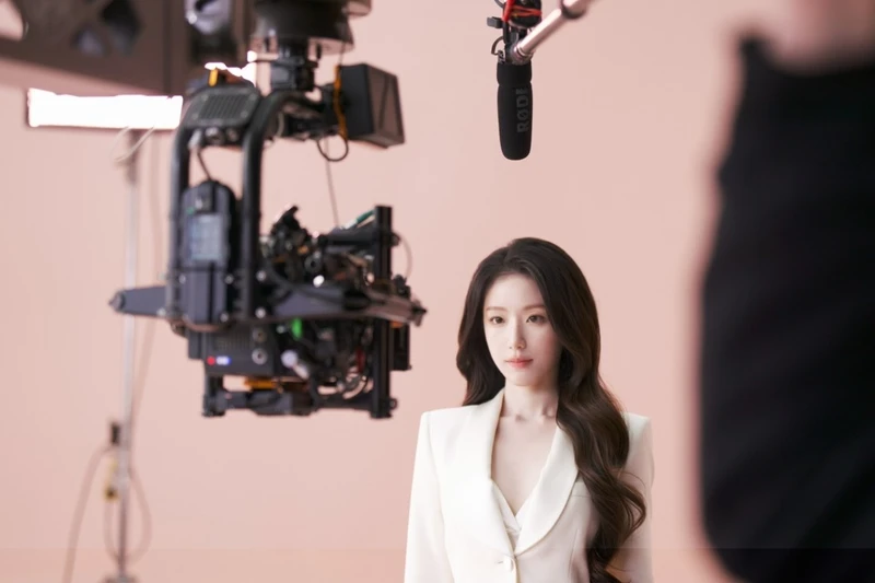 圖片來源：Giorgio Armani全新水慕斯底妝大使 葉舒華｜《高訂完美絲絨水慕斯PRO》定價$2,700