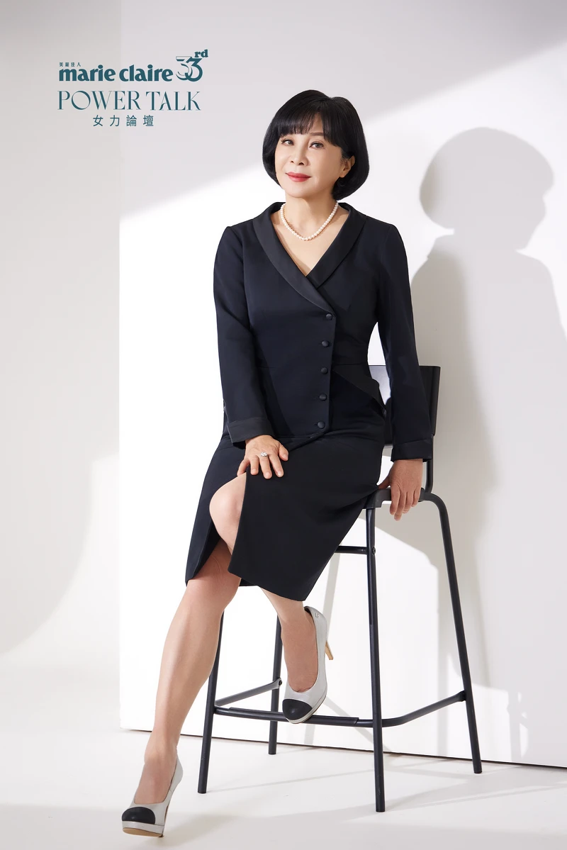 the Double Breast Dress in Black -合身排釦洋裝，DEPLOY