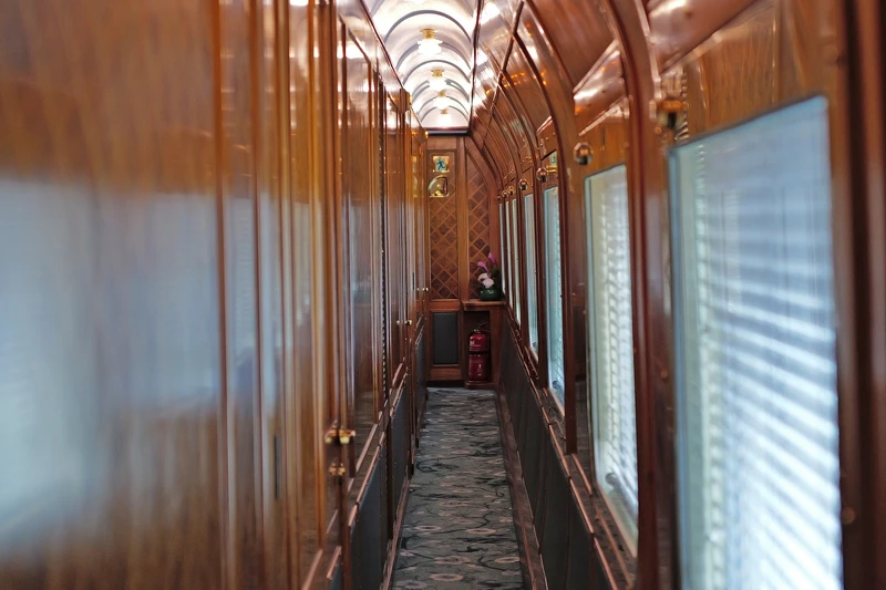 車廂的狹長走廊，是每天用餐必經之路。