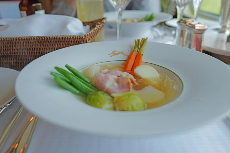 看似平淡的蔬菜盤，澆入媲美酸菜白肉的湯頭。