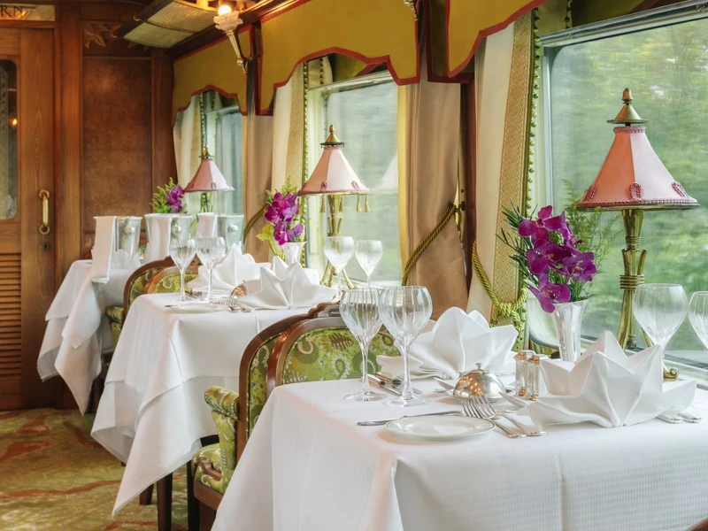 列車設有 Malaya、Adisorn 兩間餐廳，每一餐都會變換餐廳、座位，讓每次用餐都能觀賞截然不同的風景，此為「Adisorn」。