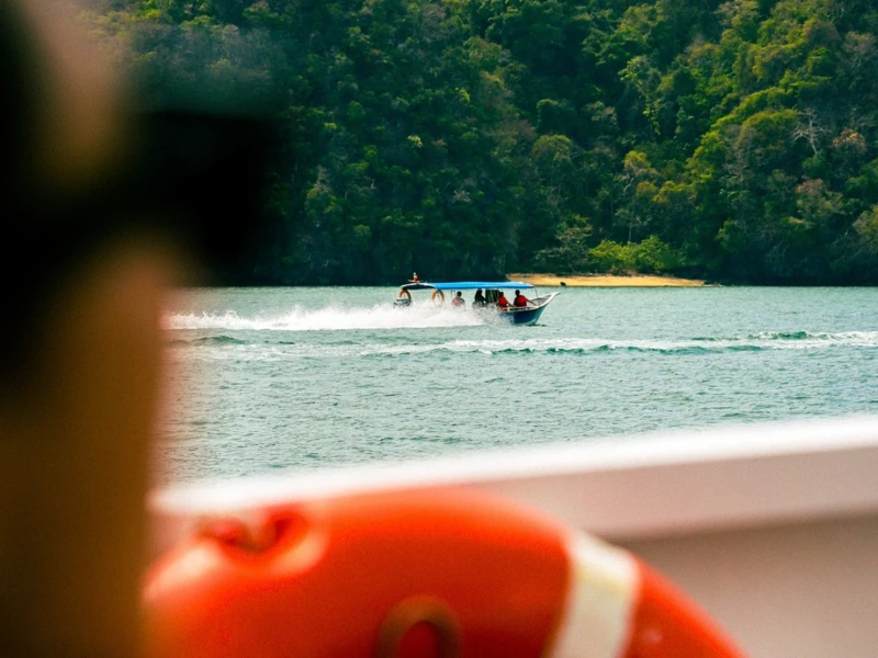 搭乘快艇穿梭吉林地質森林公園（Kilim Geoforest Park）。