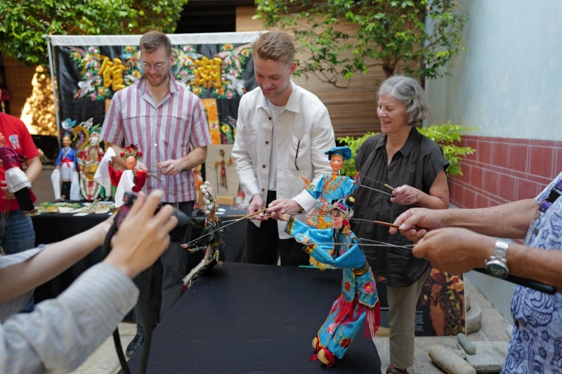 馬來西亞潮劇團體「金玉樓春潮劇團」展演木偶操縱。