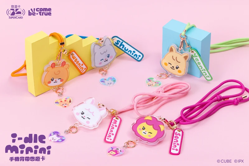 i-dle手機背帶超級悠遊卡將悠遊卡與手機背帶結合,不僅能掛在手機上當吊飾還能當成通勤神器(圖片來源/鑫夢想提供) i-dle手機背帶超級悠遊卡將悠遊卡與手機背帶結合,不僅能掛在手機上當吊飾還能當成通勤神器(圖片來源/鑫夢想提供)