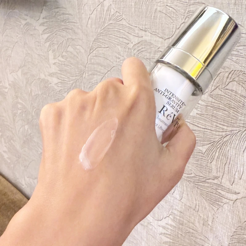 R&eacute;Vive抗引力緊緻精華質地。