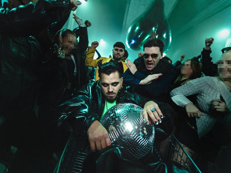 來自芬蘭動感音樂人咖力亞 Käärijä 今年將參戰大港開唱。他的招牌金曲〈Cha Cha Cha〉襲捲1.9億播放次數 、樂迷形容他的音樂「彷彿加入大麻!一聽就上癮」 來自芬蘭動感音樂人咖力亞 Käärijä 今年將參戰大港開唱。他的招牌金曲〈Cha Cha Cha〉襲捲1.9億播放次數 、樂迷形容他的音樂「彷彿加入大麻!一聽就上癮」