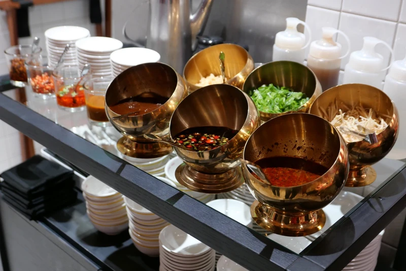 醬料臺有超多選擇,牆上還貼有推薦組合。 醬料臺有超多選擇,牆上還貼有推薦組合。