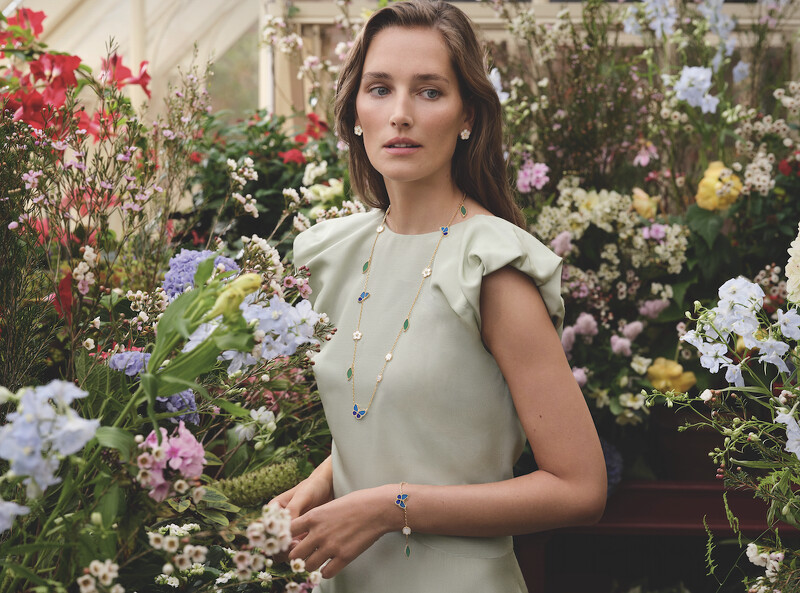 Van Cleef & Arpels 梵克雅寶 Lucky Spring Butterfly系列長項鍊，15枚圖騰 黃K金，鑲嵌青金石、藍色瑪瑙、綠色瑪瑙及白色珍珠母貝 建議售價：NT$ 730,000