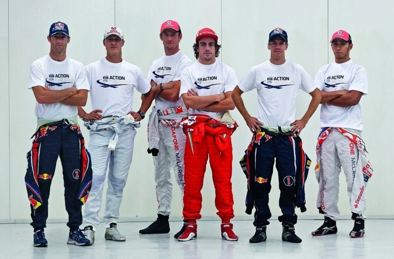 年輕時在C位的阿隆索 (圖中央)，和車神舒馬克（左二）眾多傳奇車手合照。