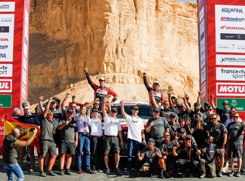 阿隆索開心參加 2020 達卡拉力賽（Dakar Rally）。