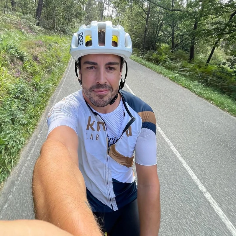 阿隆索熱愛騎自行車，休賽季都可看見他在跑山。