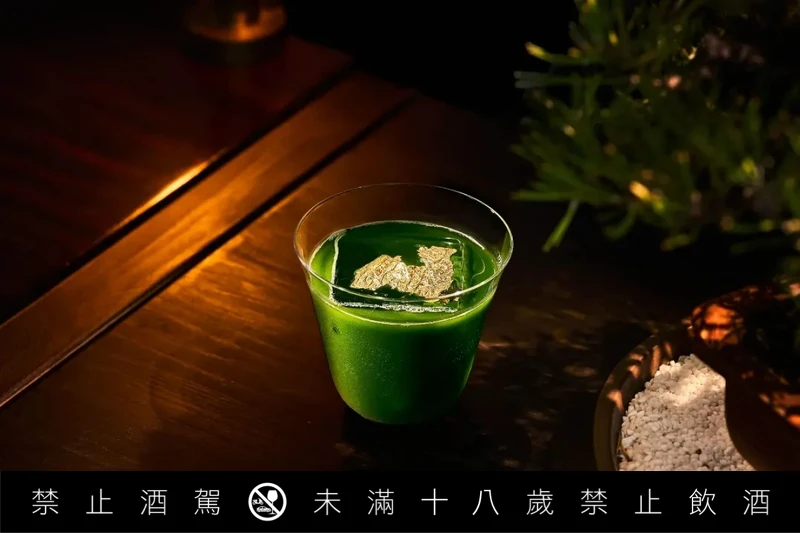 這里能一次體驗到日本茶與臺灣茶的風味調(diào)酒，此為 Green Tea Fashioned。