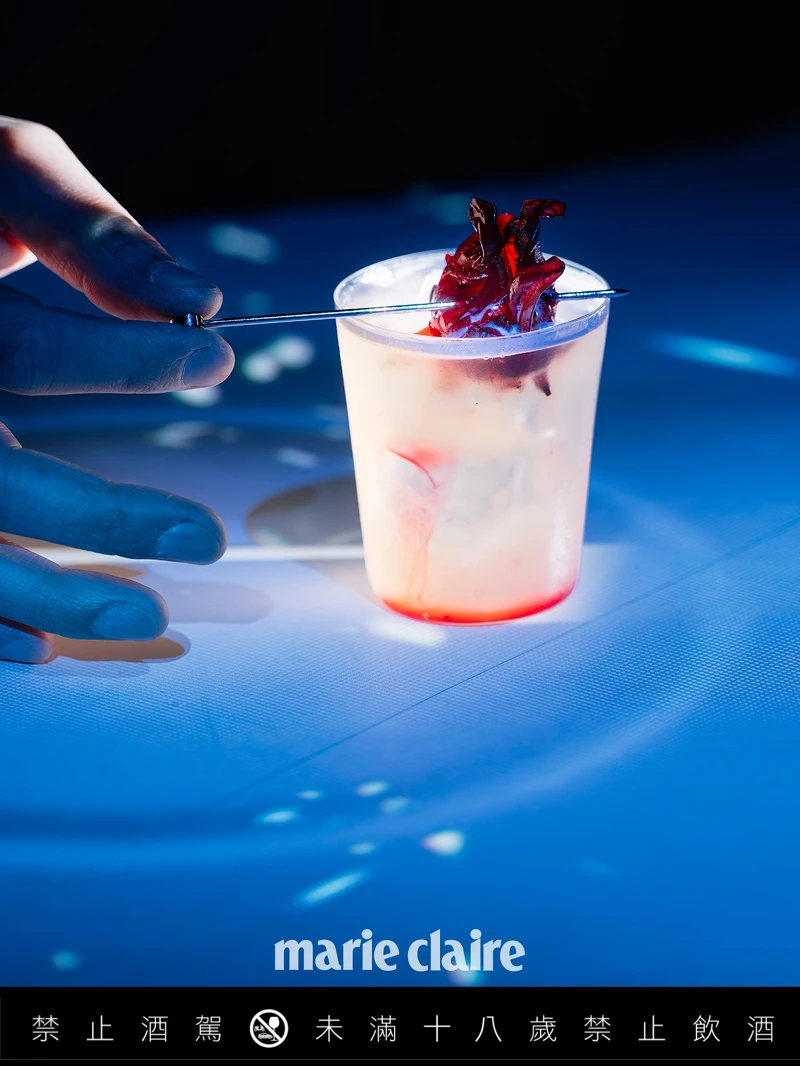 包種茶配糖漬洛神花，加上鳳梨、椰子的熱帶風味。