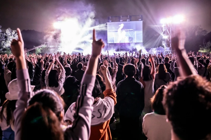 2024 年艺术祭音乐表演盛况｜音乐・现场表演《通底縁剧・通底音剧》Photo Nakamura Osamu。