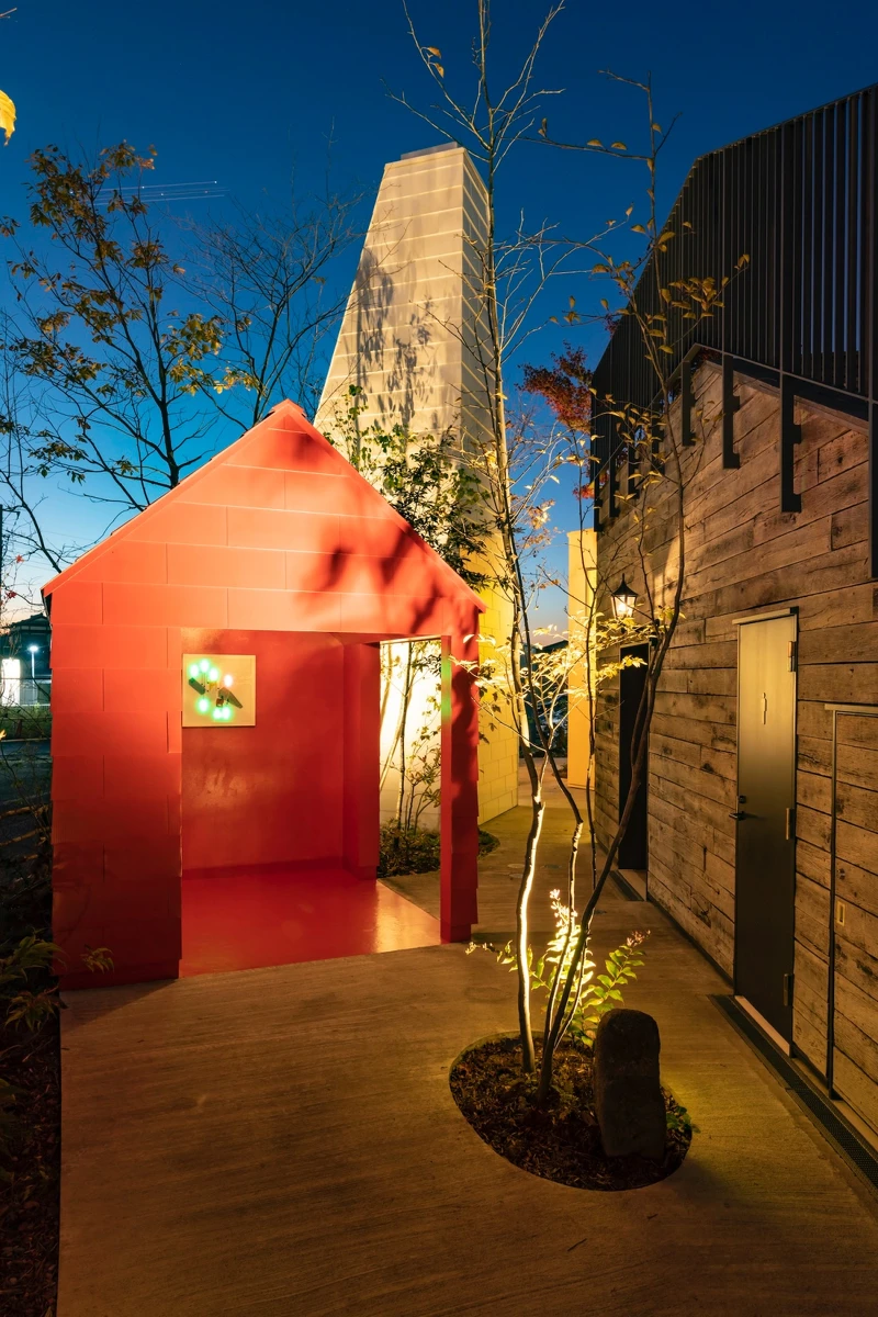 常设作品 【上总牛久车站】藤本壮介《里山トイレ（Toilet in Nature）》Photo Nakamura Osamu。