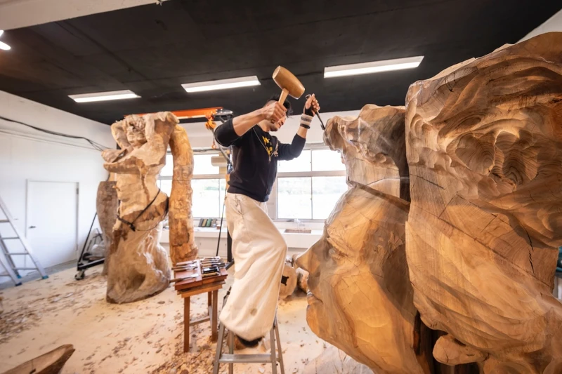 里见小学校 过去艺术家创作实景｜【旧里见小学校】森靖《Start up &ndash; Statue of Liberty》Photo Nakamura Osamu。