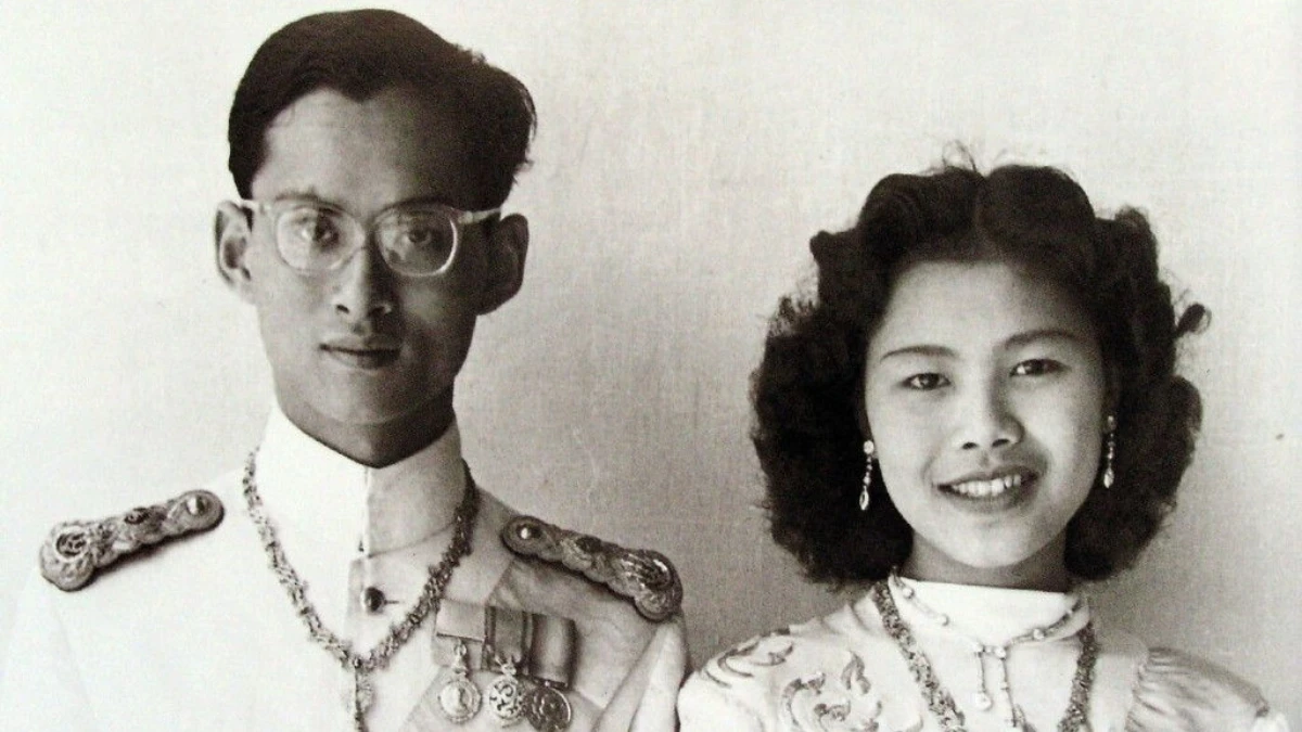 泰國王太后詩麗吉辭世|巴黎學音樂、Pierre Balmain量身打造禮服、與泰王一見鐘情,泰王:王后是我的微笑