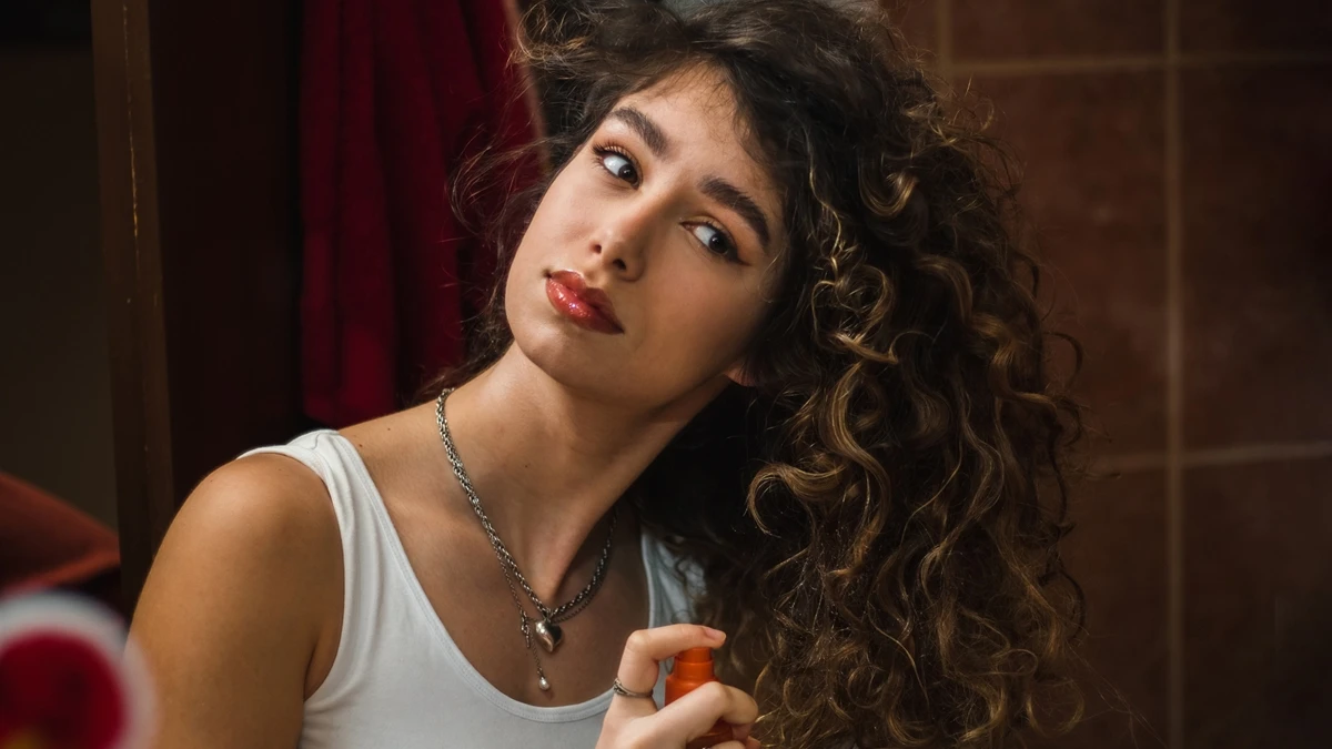 雨季別煩惱!髮型師傳授「這招」整髮妙招立即消除毛躁、自然捲