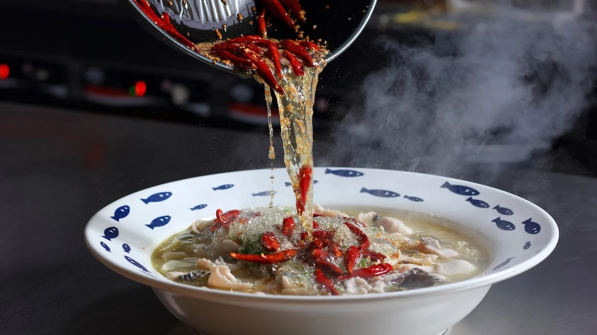 話題餐廳「刁民酸菜魚」桃園站前店開幕,同步推出單人「秘罈酸菜魚」冷凍包