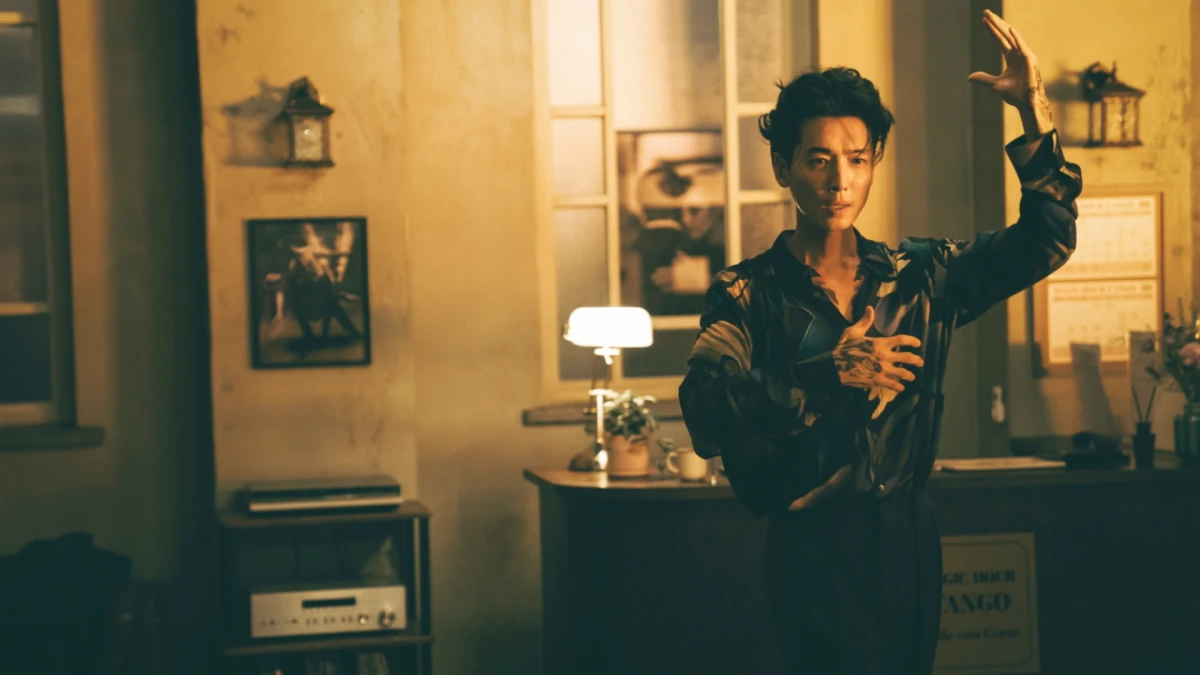 鄭敬淏《誰想當老大》變探戈黑幫,苦練身材撕骨感男標籤,與秀英幽默互動笑翻粉絲