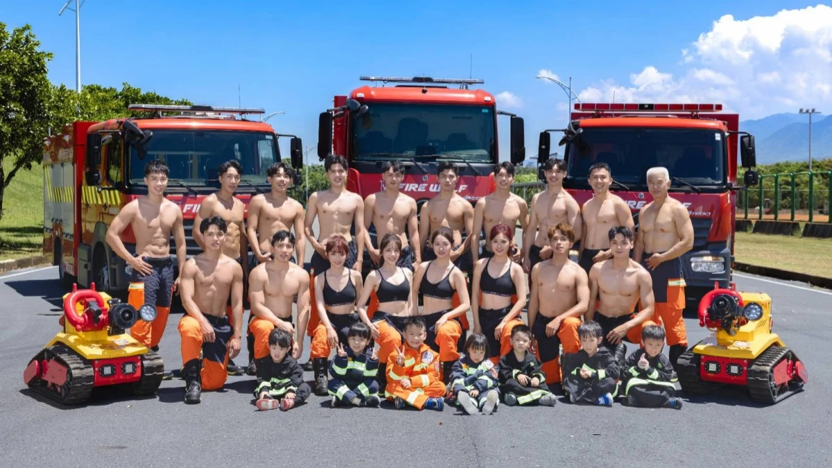 2026新北消防男神月曆登場!18位消防英雄搭配小小消防員萌翻天,哪個月份讓你想天天翻?
