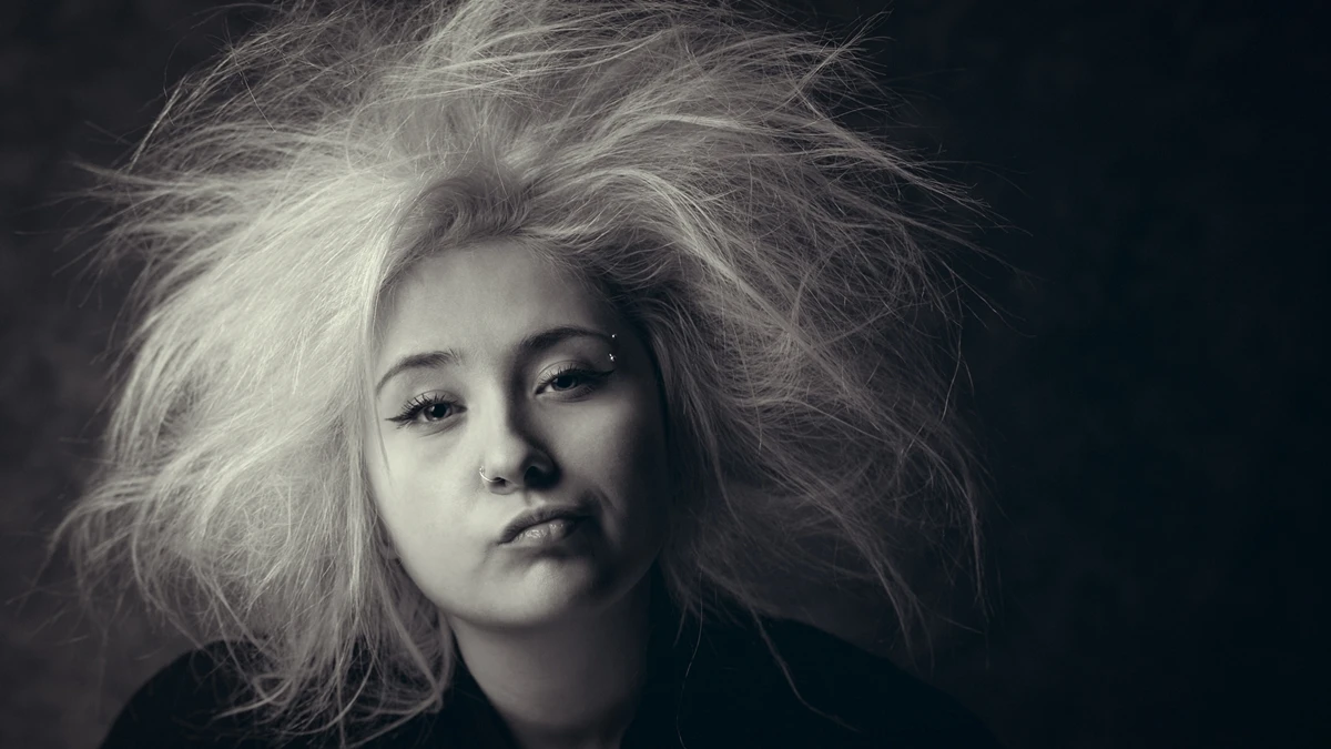 一脫帽子頭髮就炸開？包裡常備一團鋁箔紙！從物理原理解析抗靜電方法