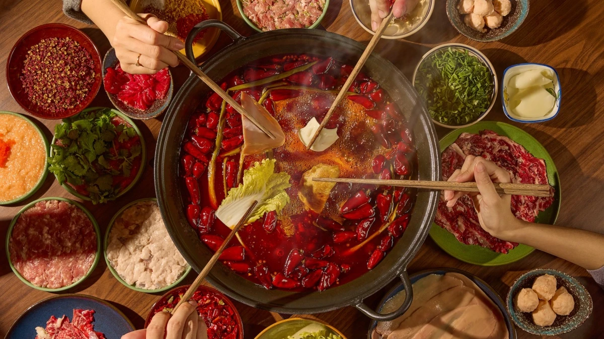 成都火鍋傳奇「馮校長老火鍋」1/3正式登臺!主打三輕三重哲學:復刻正統川味、招牌紅寶石鴨血、限量現切台灣牛必點推薦