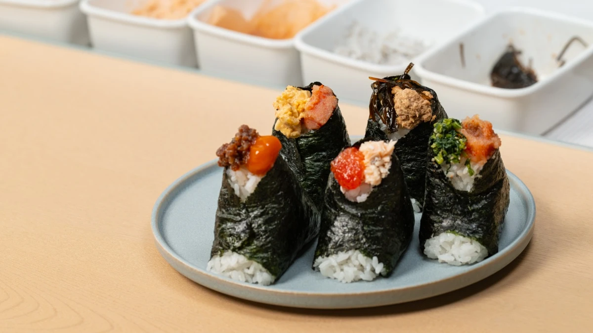 東京手作飯糰專賣店「一粒萬福」登台：現點現握、15款餡料、雙拼口味打造日常的一餐