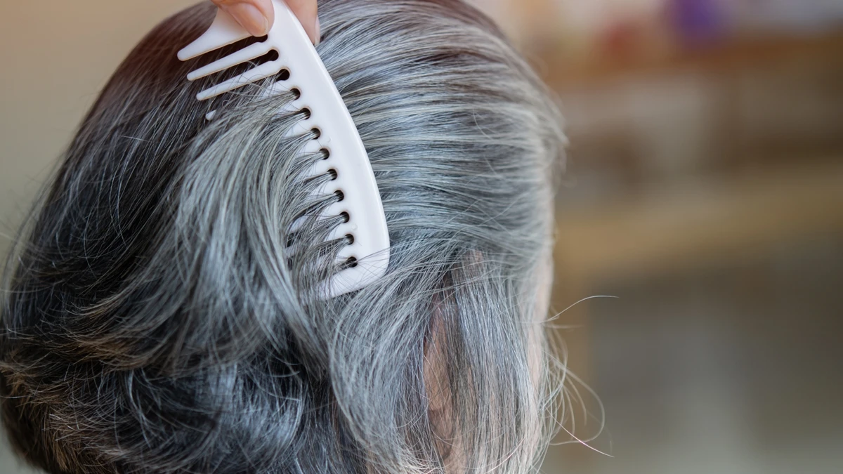 白髮真的有可能逆轉嗎？科學研究揭露壓力、幹細胞與色素回復的關鍵線索