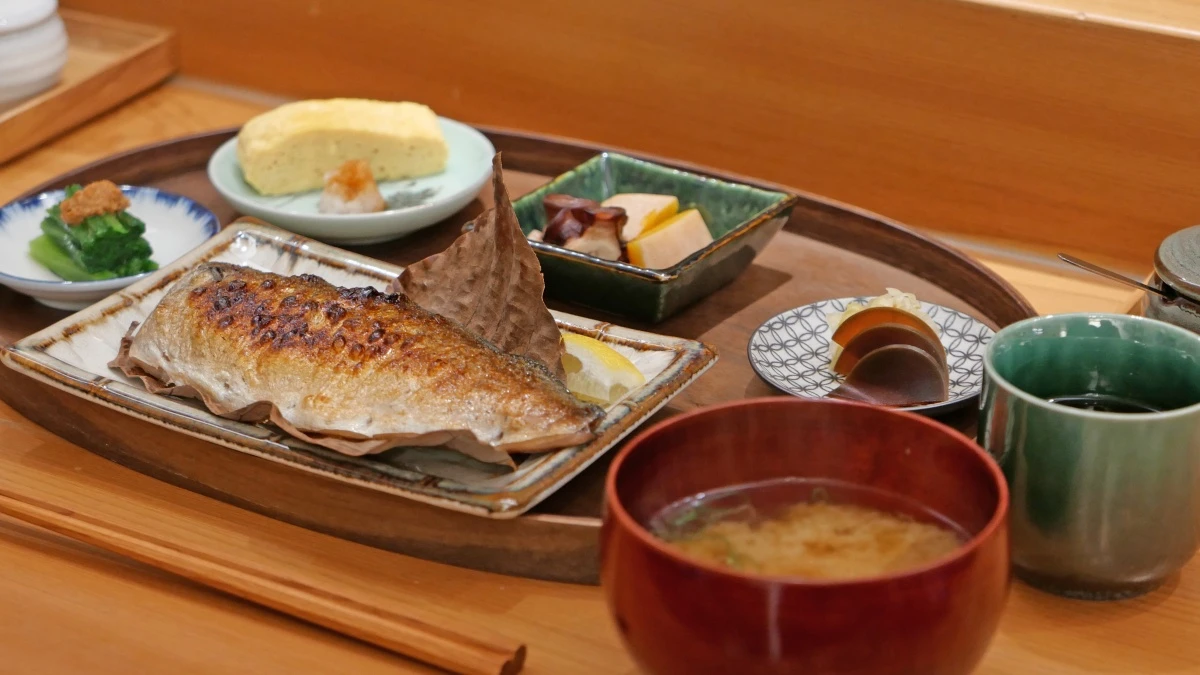 臺北早午餐新提案！「朝炭」承襲星級餐廳血統以職人炭火直烤、日本直送鮮魚，打造台灣首見日式烤魚定食專賣餐廳