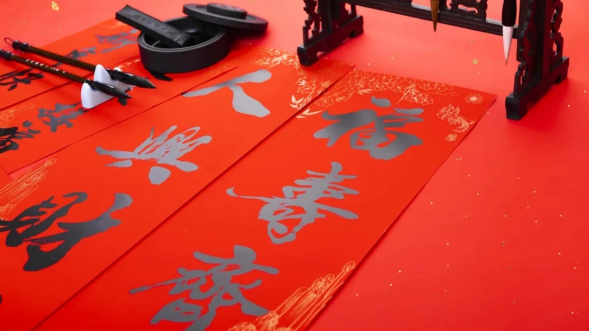 2026貼春聯全攻略！最佳吉時選擇、位置怎麼貼，禁忌＆習俗一次看