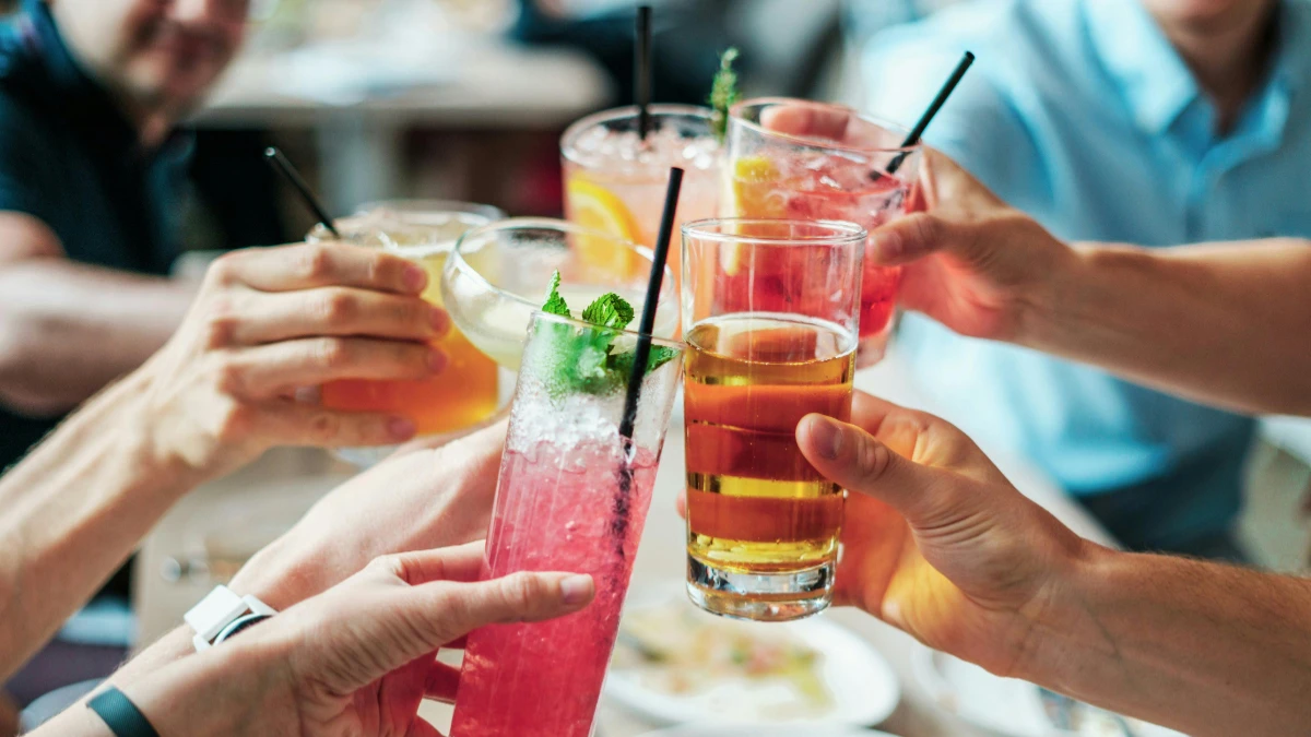 歡樂飲酒後隔天超崩潰?6種宿醉不適症 對應的飲食配方學起來,比濃茶、咖啡更有效!