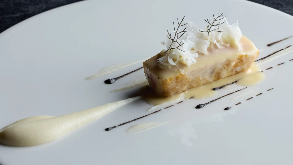 臺北法式餐廳「君尹Brisé」冬季菜單，主題江丕禮以油封與醃藏技法淬鍊出南非鮑魚、海濱和羊的沉穩深邃