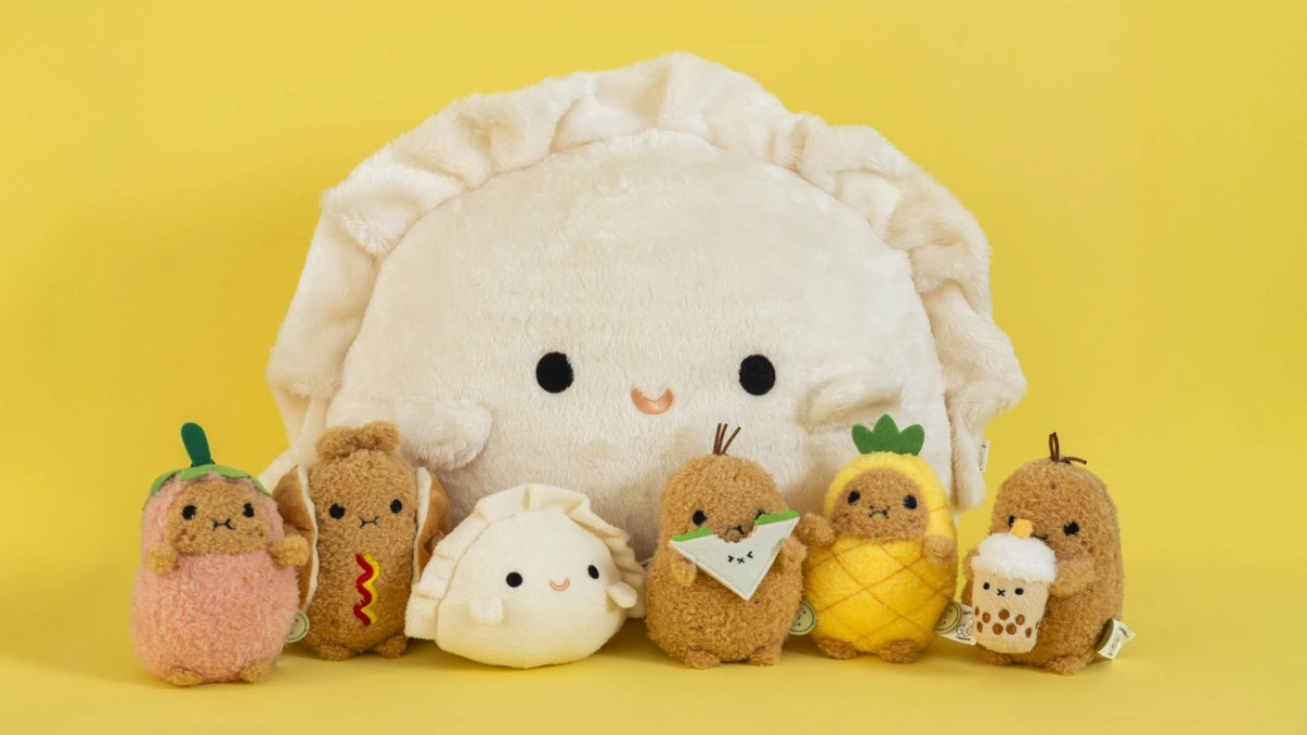 比臉還大！7-11「大擁抱米寶餃抱枕」可愛熱論，Noodoll療癒系水餃吊飾、馬鈴薯寶寶周邊必買清單