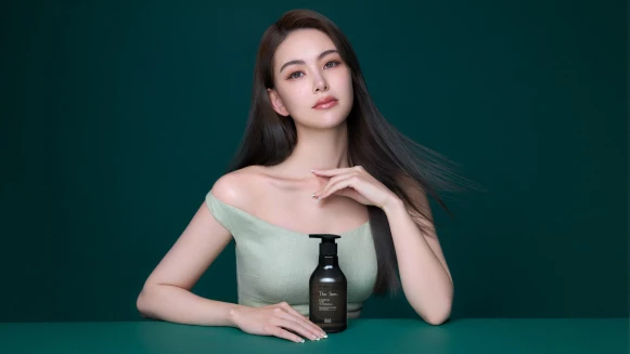 昆凌最愛的療癒時刻，在每天感受髮絲甦醒之時！ 看她如何揮別躁動日常，沉浸於森挪威「莘生靈芝養髮浴」的清新儀式