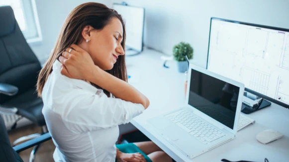 妳的頭比保齡球還重！緩解現代人通病「科技頸」5組黃金瑜珈動作，告別肩頸痠痛、重拾頸椎健康