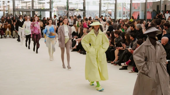 26SS巴黎時裝週最發人深省的哲學探索！ISSEY MIYAKE 挑戰你對著裝單品的既定印象，大膽詮釋當服裝擁有自我意識、自由生長的各種包容可能性