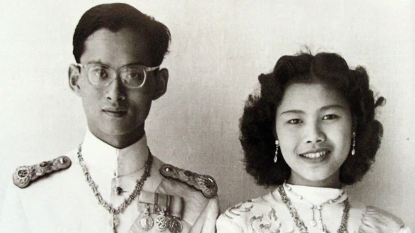 泰國王太后詩麗吉辭世｜巴黎學音樂、Pierre Balmain量身打造禮服、與泰王一見鐘情，泰王：王后是我的微笑