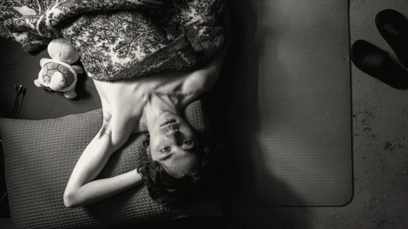 《眾生相》入圍金馬最佳劇情片!香港酷兒獨立電影5大重點:利用黑白視角呈現亂世中的親密與自我認同