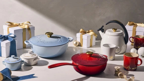 LE CREUSET「歡樂耶誕系列」優雅登場！以槲寄生與冬青妝點季節限定法式浪漫，精選鍋具瓷器成為溫暖送禮的質感首選！